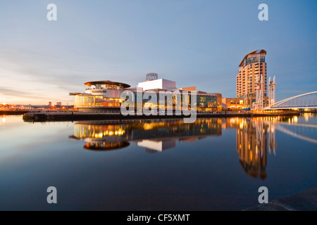 Ein Blick in Richtung der Lowry Theatre bei Sonnenuntergang. Stockfoto