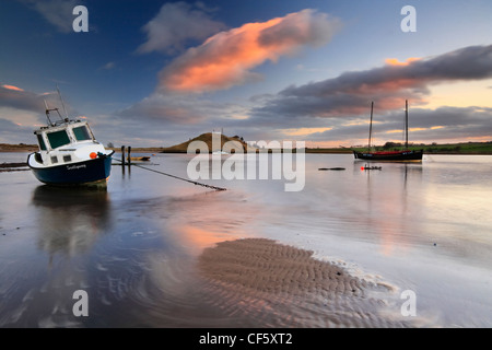 Ein altes Fischerboot vor Anker in Alnmouth-Mündung bei Ebbe. Stockfoto