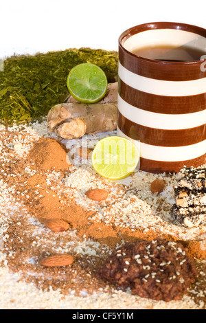 Tasse Tee mit Zutaten für Tee und Keksen auf weißem Hintergrund Stockfoto