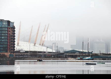 Ein nebeliger Morgen Blick über die Themse in Richtung der O2-Arena und Docklands. Stockfoto