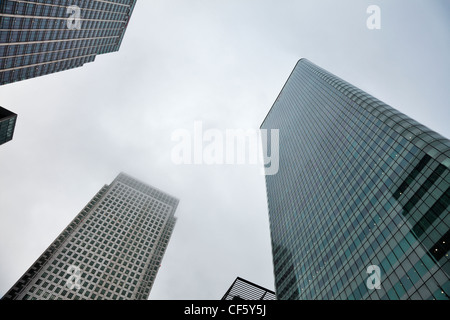 Blick auf die Wolkenkratzer in Canary Wharf, Heimat der drei höchsten Gebäude im Vereinigten Königreich, One Canada Square (Canary Wharf Stockfoto