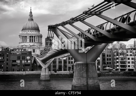 St-Paul-Kathedrale und die London Millennium Fußgängerbrücke, überqueren die Themse um Bankside mit der City of London zu verknüpfen. Stockfoto