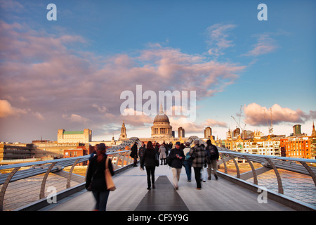 Menschen zu Fuß über die Fußgängerbrücke Millennium in Richtung St Pauls Cathedral. Stockfoto