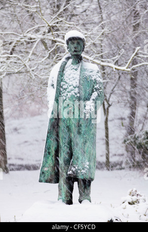 Dicken Schnee auf und rund um Ammon Wrigleys Statue in Uppermill. Ammon Wrigley (1861-1946) war ein angesehener Dichter, Lancashire, die Stockfoto