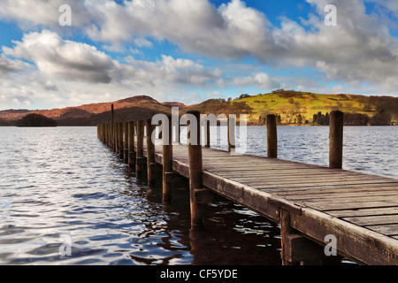 Anlegesteg ragt ins Coniston See an einem feinen Frühlingsmorgen im Lake District. Stockfoto