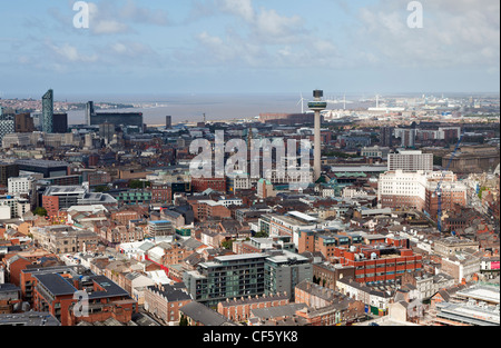 Blick über die Stadt in Richtung der Mündung des Mersey, mit der Radio City Tower (St. Johns Beacon). Stockfoto