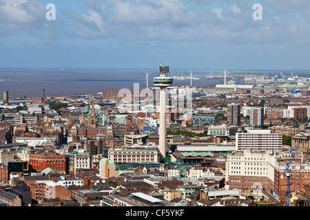 Blick über die Stadt in Richtung der Mündung des Mersey, mit der Radio City Tower (St. Johns Beacon). Stockfoto