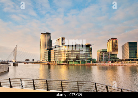 Blick über Salford Quays, die Neuentwicklung MediaCityUK am Pier 9. Die BBC sind durch vollständige Bewegung von fünf Abteilungen Stockfoto