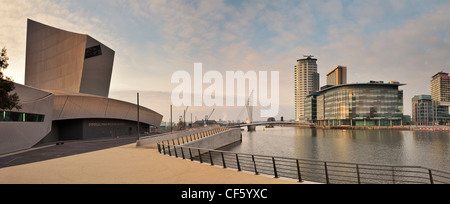 Am Ufer Panoramablick über Salford Quays mit dem Imperial War Museum North (IWM Nord), The Lowry-Brücke und MediaCit Stockfoto