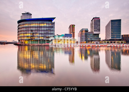 Blick über Salford Quays, die Neuentwicklung MediaCityUK am Pier 9. Die BBC sind durch vollständige Bewegung von fünf Abteilungen Stockfoto