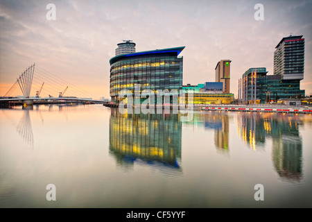 Blick über Salford Quays, die Neuentwicklung MediaCityUK am Pier 9. Die BBC sind durch vollständige Bewegung von fünf Abteilungen Stockfoto