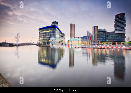 Blick über Salford Quays, die Neuentwicklung MediaCityUK am Pier 9. Die BBC sind durch vollständige Bewegung von fünf Abteilungen Stockfoto