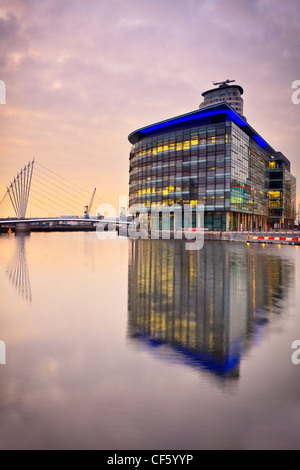 Blick über Salford Quays, die Neuentwicklung MediaCityUK am Pier 9. Die BBC sind durch vollständige Bewegung von fünf Abteilungen Stockfoto