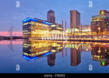 Blick über Salford Quays, die Neuentwicklung MediaCityUK am Pier 9. Die BBC sind durch vollständige Bewegung von fünf Abteilungen Stockfoto