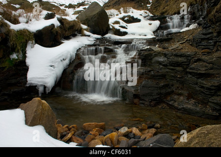 Eines der vielen kleinen Wasserfällen entlang Grindsbrook Clough. Stockfoto