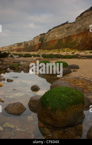 Bei Ebbe am Strand von alten Hunstanton Felsenpools. Stockfoto