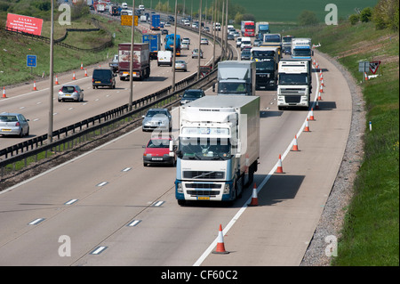 Einen konstanten Strom von Datenverkehr auf Essex auf der M25 London Orbital Autobahn. Stockfoto