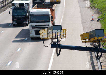 CCTV (Closed Circuit Television) Überwachung des Datenverkehrs auf der M25 in Essex. Das Vereinigte Königreich hat den höchsten Anteil an CCTV-Überwachung in E Stockfoto