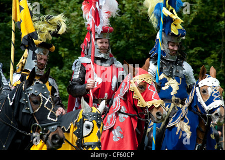 Drei Ritter Arkley Line-up vor der Menge, bevor ein Ritterturnier bei einem mittelalterlichen Reenactment am Hedingha beginnt Stockfoto