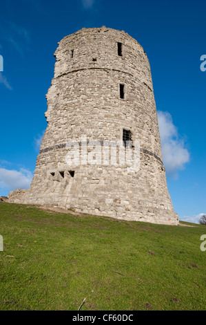 Die Überreste von einem runden Turm, ein Teil der Ruinen des Hadleigh Castle in Hadleigh Castle Country Park. Hadleigh Farm innerhalb der Stockfoto