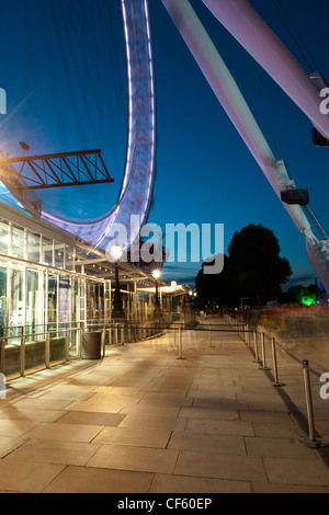 Der Anlegeplatz des London Eye auf der South Bank in der Nacht. Stockfoto