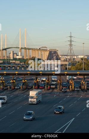 Verkehr ziehen weg von der Mautstelle Dartford Flussüberquerung Kent eingeben. Stockfoto