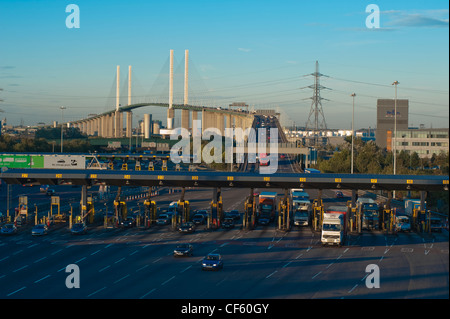 Verkehr ziehen weg von der Mautstelle Dartford Flussüberquerung Kent eingeben. Stockfoto