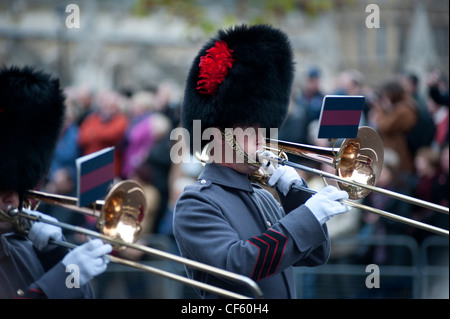 Militärkapelle marschiert durch Whitehall im Rahmen der Remembrance Day Parade. Stockfoto