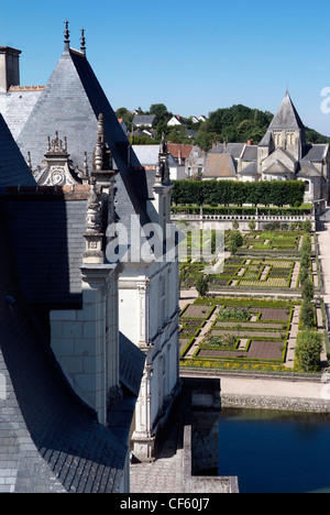 Frankreich, Loire, Villandry, die ornamentalen Garten Schloss im Vordergrund, hinten Kirche. Stockfoto