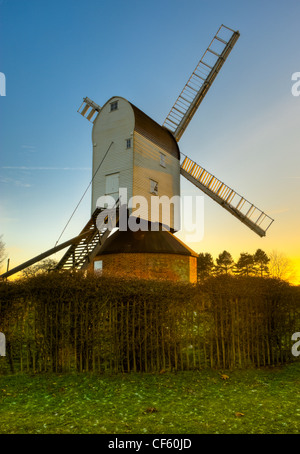 Mountnessing Windmühle, ein frühen neunzehnten Jahrhundert traditionelle Grade II aufgeführt Bockwindmühle, die auf volle Funktion wiederhergestellt worden ist Stockfoto