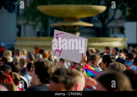 Menschenmassen genießen die Unterhaltung auf dem Trafalgar Square an Gay Pride 2010. Stockfoto