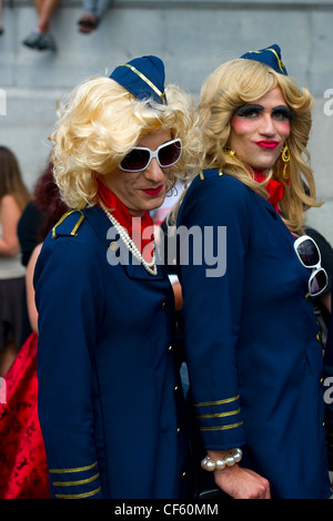 Zwei Transvestiten darstellen als Flugbegleiterinnen auf dem Trafalgar Square an Gay Pride 2010. Stockfoto