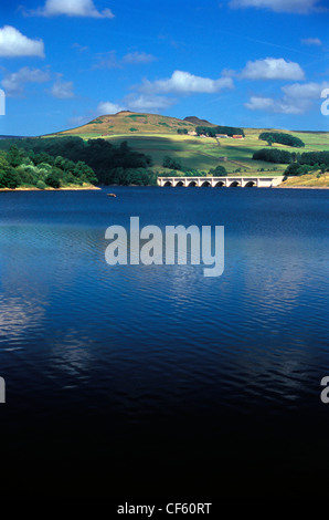 Ein Blick über Ladybower Vorratsbehälter. Der Bau des Damms Ladybower 1935 verursachte heftige Auseinandersetzungen, da es ging die Stockfoto