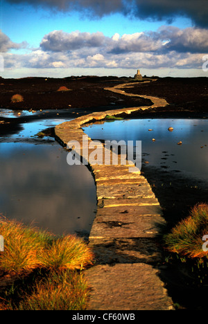 Der Pennine Way führt zu trigonometrischen Punkt des Soldaten Klumpen Gipfel auf Black Hill. Die Gipfelregion des Black Hill von Holme Moss west Stockfoto