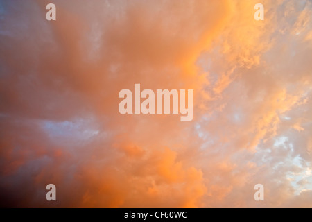 Sonnenuntergang in der Nähe von Voels mit die Felsformationen der Hammerwand am 2128 m Teil des Schlern Sciliar in den Naturpark Schlern oder Stockfoto