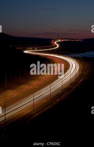 Der Trans-Pennine Abschnitt der M62 in der Nacht. Es wurde von der Königin im Jahr 1971 eröffnet und bleibt der höchste Autobahn in die countr Stockfoto