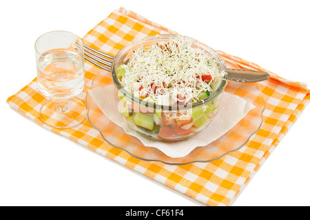 Shopska gemischter Salat in Glasplatte, Ouzo und Serviette auf weiß Stockfoto