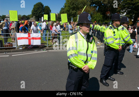 Polizei-Form einen Kordon um anti-Homosexuell Demonstranten während der jährlichen Gay Pride Parade in Brighton. Stockfoto