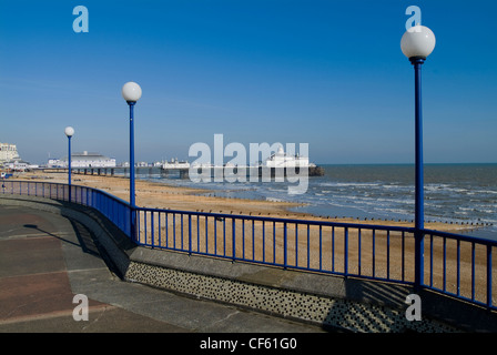 Der Blick aus dem Musikpavillon, Blick nach Osten zum Pier in Eastbourne. Stockfoto