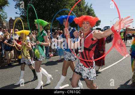 Menschen, die Teilnahme an der jährlichen Gay Pride Parade in Brighton. Stockfoto