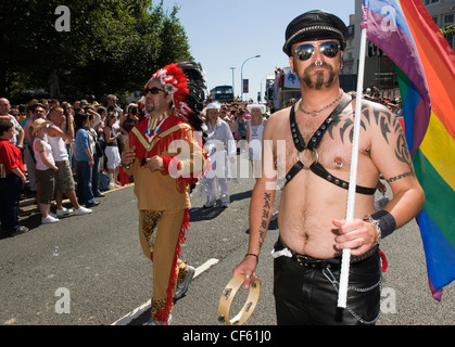 Männer in Kostümen, die Teilnahme an der Brighton jährliche Gay Pride Parade. Stockfoto