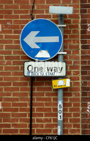 One Way Straßenschild mit einem humorvollen Aufkleber drauf geschrieben. Stockfoto