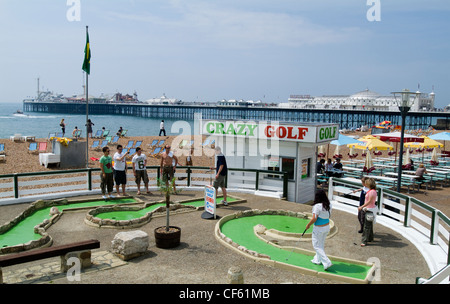 Menschen an Brightons Strandpromenade Minigolf zu spielen. Stockfoto