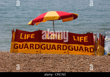 Bohnenstroh Rettungsschwimmer am Strand von Brighton an einem heißen Sommertag. Stockfoto