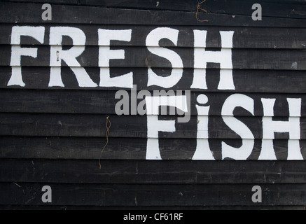 Details zu einem Fisch Verkäufer Stand am Strand von Hastings. Stockfoto