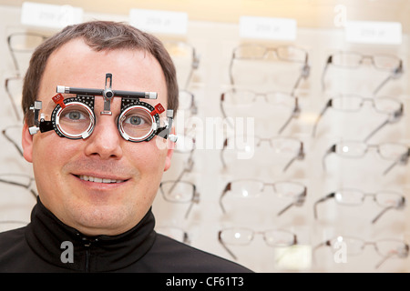 Mann trägt Auge Prüfung Linsen Stockfoto