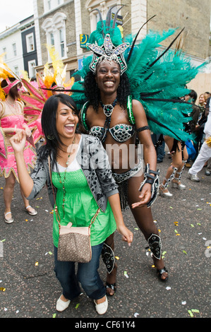 Ein Zuschauer schließt sich an den Feierlichkeiten an der Notting Hill Carnival. Stockfoto