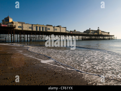 Hastings Pier am Strand von Hastings. Stockfoto