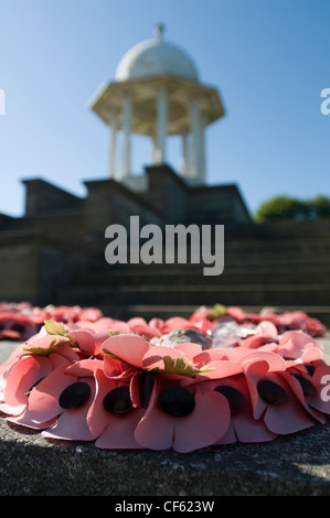 Ein Mohn Kranz von Chattri, ein Denkmal zu Ehren der indischen Soldaten, die während der ersten Worl an der Westfront gekämpft Stockfoto