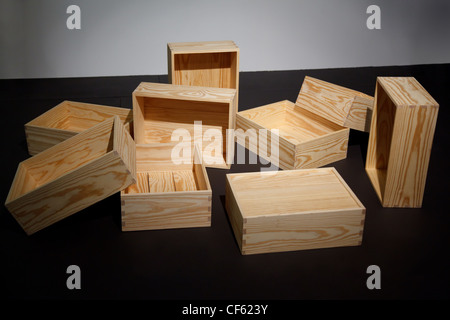 Lager. Verstreute leere Holzkisten im Stock. Stockfoto